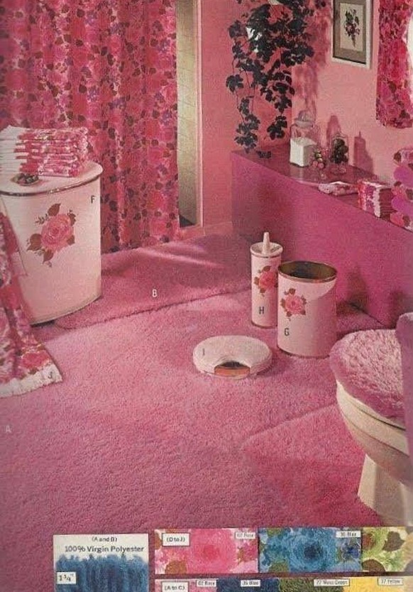 Badezimmer WC mit Spannteppich 1970s retro design https://www.apartmenttherapy.com/why-did-anyone-think-carpet-in-the-bathroom-was-a-good-idea-257122