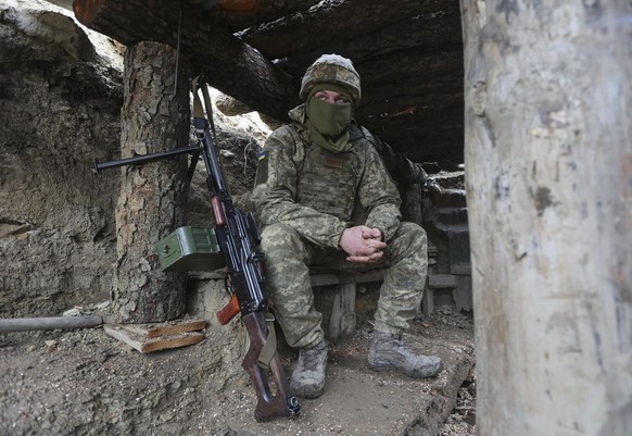 Des soldats ukrainiens étaient assis en position de combat sur la ligne de séparation des rebelles pro-russes près de Debaltsevo, région de Donetsk, Ukraine, Ukraine vendredi 3 décembre 2021.