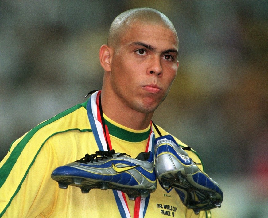 epa02769052 (FILE) An archive picture, dated 13 July 1998, shows Brasilian striker Ronaldo with his shoes around his neck after the World Cup final Brasil vs France in St Denis, France. 34-year-old Ro ...
