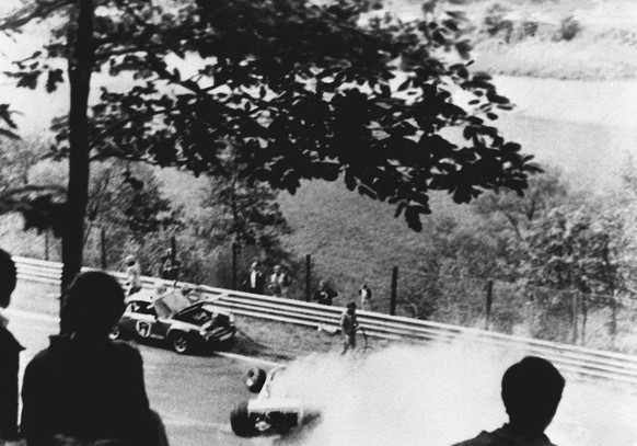 Après une collision lors du deuxième tour du Grand Prix d'Allemagne le 1er août 1976, la Ferrari du champion du monde autrichien Niki Lauda prend feu.