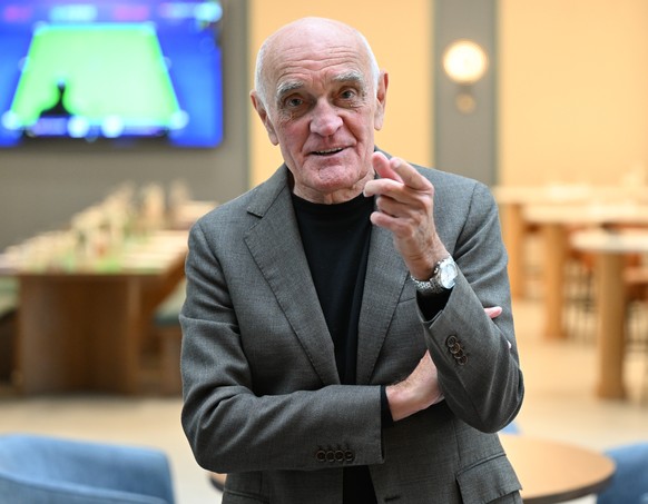 09.10.2023, Hessen, Frankfurt/Main: Martin Kind, Gesch�ftsf�hrer von Hannover 96, steht vor Beginn der DFL-Mitgliederversammlung am Frankfurter Flughafen in der Hotellobby. Foto: Arne Dedert/dpa +++ d ...