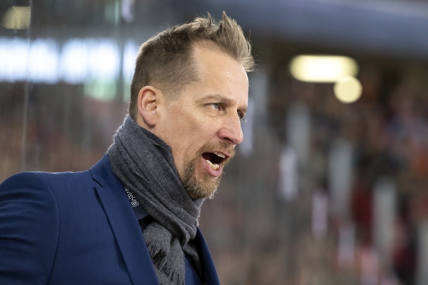 L'entraineur biennois Antti Toermaenen reagit lors du deuxieme match de la finale des play-off du Championnat de Suisse de hockey sur glace de National league entre le EHC Biel-Bienne et le Genev ...