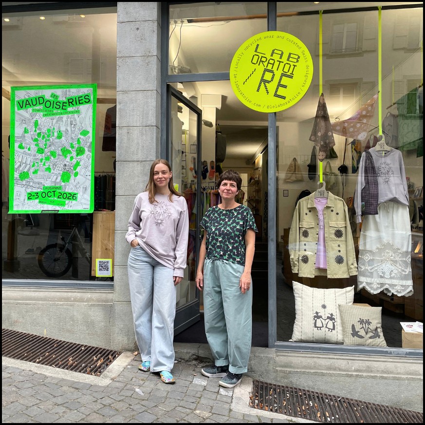 Stéphanie Bircher (g) et Maryll Crousaz (d) devant la boutique Le Laboratoire à Lausanne.