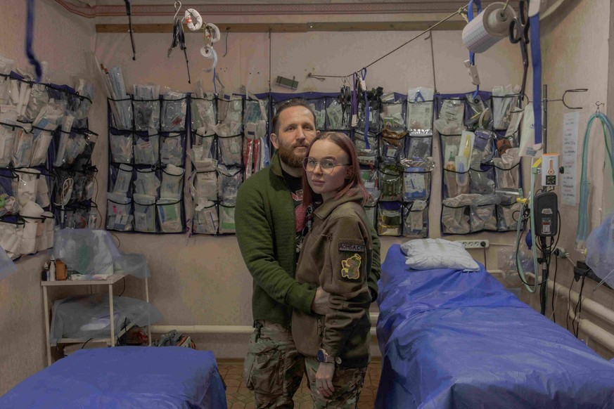 La médecin de combat ukrainienne Anastasia Podobailo pose pour un portrait aux côtés de son collègue et mari, Mykola Yasinenko, dans un poste de stabilisation de la 56e brigade, où ils servent, dans l ...