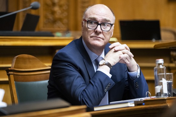 Bundesrat Martin Pfister hoert einem Votum zur Revision des Nachrichtendienstgesetzes zu, an der Sommersession der Eidgenoessischen Raete, am Mittwoch, 3. Juni 2026 im Nationalrat in Bern. (KEYSTONE/A ...
