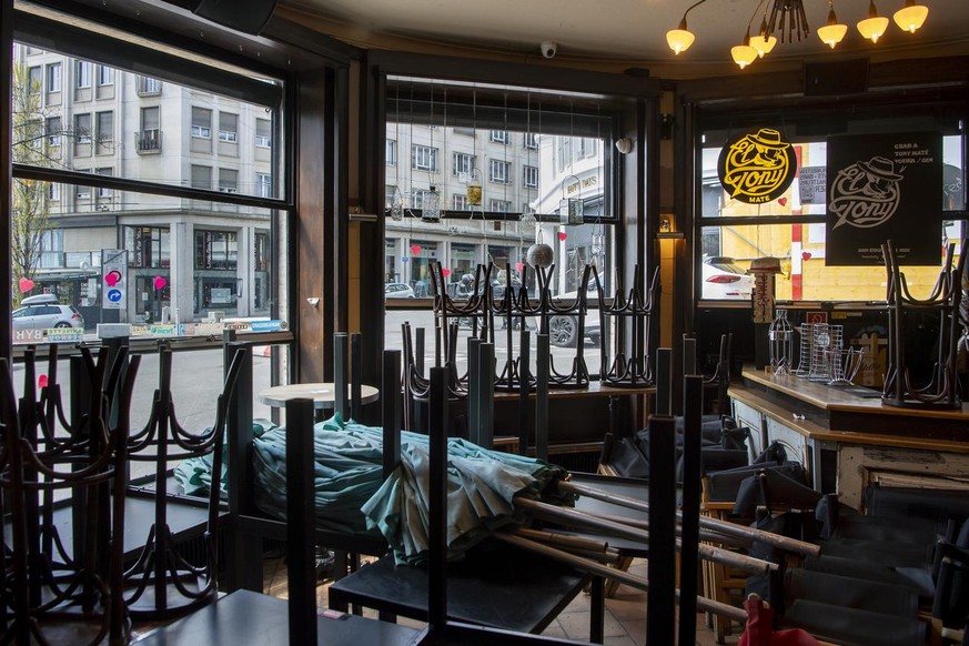 Des parasols et des chaises pour une terrasse attendent a l&#039;interieur du restaurant &quot;L&#039;Etoile Blanche&quot; le mercredi 14 avril 2021 a Lausanne. Le Conseil federal doit donner une conf ...