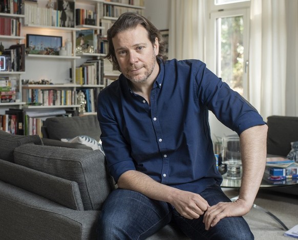 Der Schweizer Filmregisseur Pierre Monnard posiert am Freitag, 19 Maerz 2021 in seiner Wohnung in Thalwil, Zuerich. (KEYSTONE/Ennio Leanza)