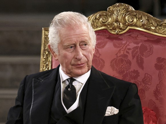 Charles III s&#039;installe en tant que monarque avec la lourde tâche de succéder à sa mère très populaire dans un contexte de grave crise sociale et de divisions au Royaume-Uni.