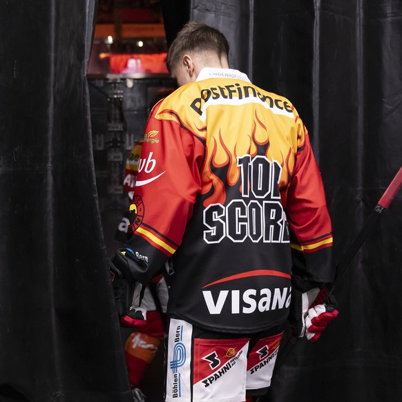 Berns PostFinance Topscorer Dominik Kahun kommt auf das Eis, kurz vor dem Eishockey Meisterschaftsspiel der National League zwischen dem SC Bern und dem HC Ajoie, am Freitag, 3. November 2023, in der  ...