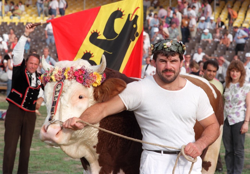 Der aus Bern stammende Silvio Ruefenacht, neuer &#039;Schwingkoenig&#039; mit Muni Alex, bei der Siegerehrung am Eidgenoessischen Schwingfest, 16. August 1992, Olten, Schweiz. (KEYSTONE/Str)