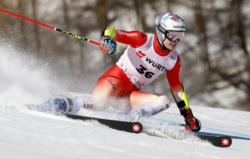 epa12588880 Lenz Haechler of Switzerland in action during the 1st run of the Men's Giant Slalom race at the FIS Alpine Skiing World Cup in Val d'Isere, France, 13 December 2025. EPA/SEBASTIE ...