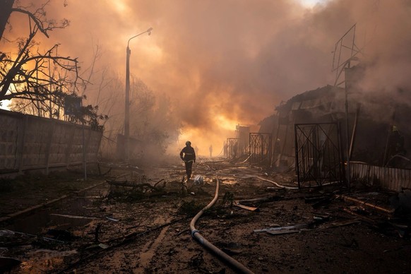 Des pompiers combattent un incendie sur un marché du centre de Kiev après une attaque russe de missiles et de drones, à la mi-juin.