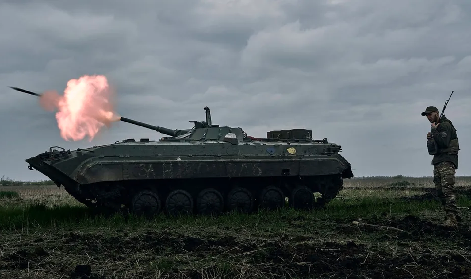Bataille d&#039;Avdiivka : les troupes ukrainiennes tirent sur les positions russes près de la ville dans la région de Donetsk.