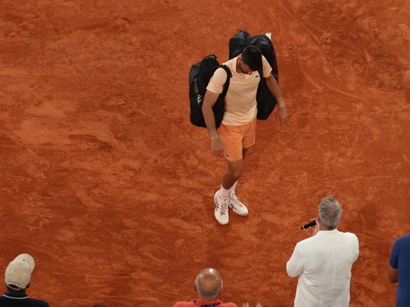 Novak Djokovic quitte le court Philippe Chatrier la tête basse.