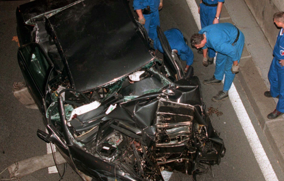 De vraies images de la Mercedes, le 31 août 1997, capturées par des paparazzis.