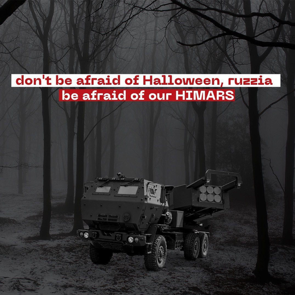 «N'aie pas peur d'Halloween, Russie. Crains plutôt nos HIMARS.» HIMARS (acronyme de "High Mobility Artillery Rocket System") est un système d'artillerie à lance-roquettes multiples fourni par l'Occide ...