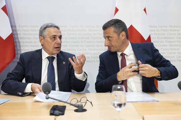 Bundesrat Ignazio Cassis, links, diskutiert mit Jacques Gerber, Staatsrat, Delegierter des Bundesrates fuer die Ukraine, waehrend einer Medienkonferenz, am Mittwoch, 4. September 2024, in Bern. (KEYST ...