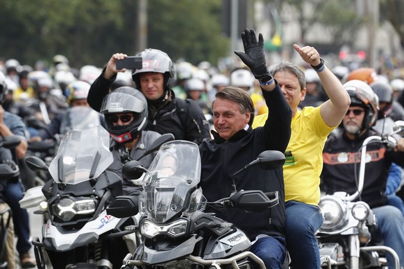 Tarcisio de Freitas et Jair Bolsonaro sur la même moto, lors d&#039;un événement électoral en 2022.