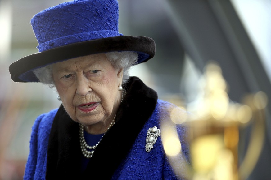 Britain&#039;s Queen Elizabeth ahead of presenting the trophy, after the British Champions Fillies &amp; Mares Stakes during the British Champions Day at Ascot Racecourse, in Ascot, England, Saturday, ...