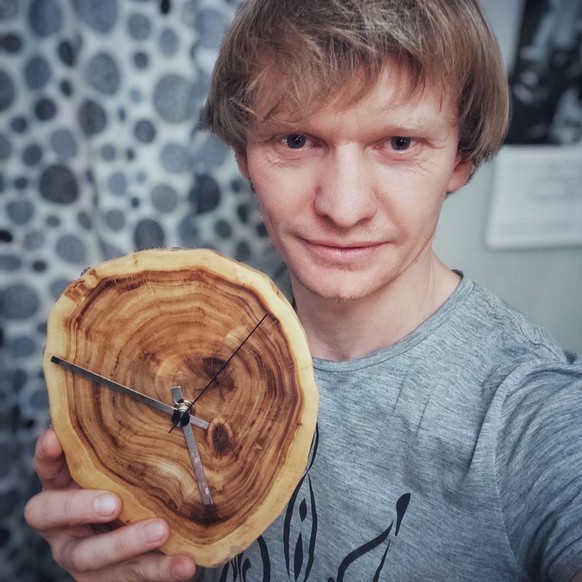 «Créez en dehors du monde virtuel», suggère Max sur son compte Instagram, avec une horloge en bois qu'il a fabriquée lui-même.