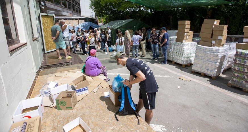 epa10004000 Ukrainian people receive humanitarian aid at a refugee camp set up at the Patria-Lukoil center in Chisinau, Moldova, 09 June 2022. According to data released by the United Nations refugee  ...