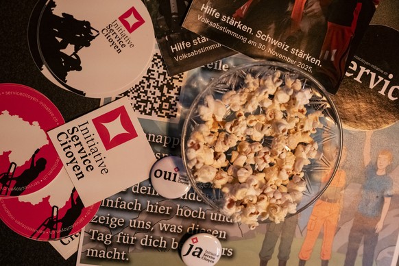 Flyers, Buttons, Kleber und Popkorn liegen auf am Abstimmungsstamm des Komitees der Service-Citoyen-Initiative, welche einen obligatorischen Dienst fuer Gemeinschaft und Sicherheit von allen Schweizer ...