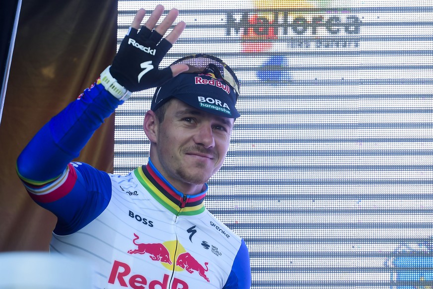 epa12695058 Remco Evenepoel of Red Bull Bora team celebrates winning the fourth stage of the Challenge Vuelta Ciclista a Mallorca from Andratx to Pollenca, in Pollenca, Spain, 31 January 2026. The com ...
