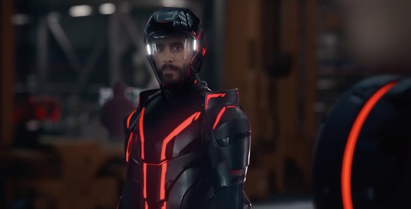 Jared Leto joue Ares, un soldat «électronique» plus fort, intelligent et rapide que n'importe quel humain.