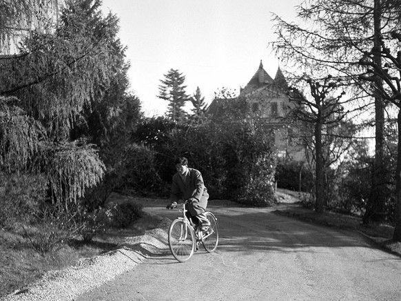 Bhumibol à vélo devant la villa Vadhana à Pully, où il vivait avec sa famille au début des années 1940.