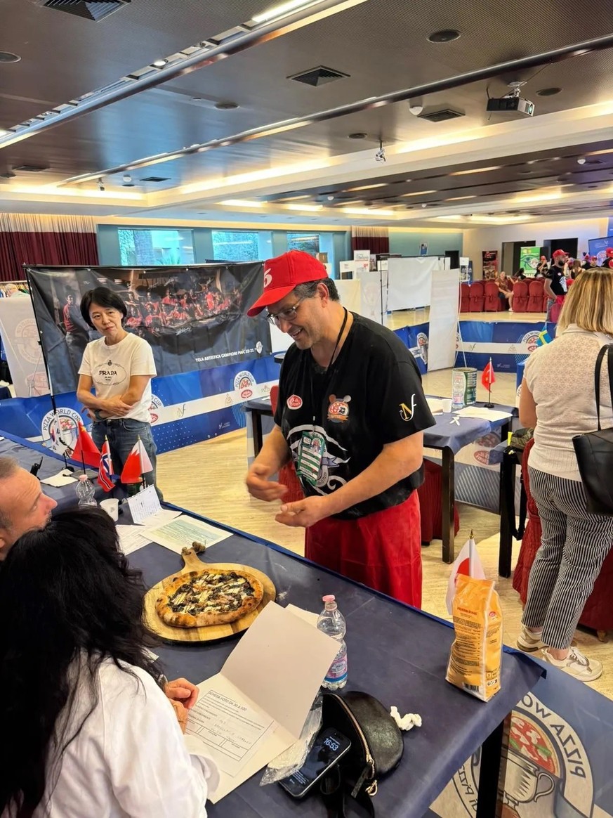 Après avoir décroché le bronze mondial avec sa pizza en 2025, le chef neuchâtelois d’adoption Abel Lahrach vient de remporter l’or à Rome. Cette fois, grâce à une assiette de spaghettis plutôt origina ...