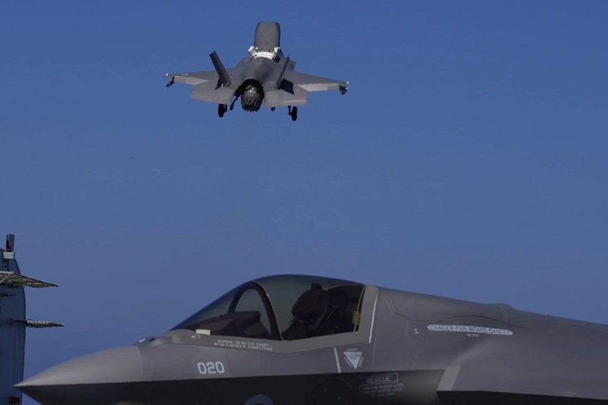 Un jet F-35 décolle du pont du porte-avions HMS Queen Elizabeth en Méditerranée.