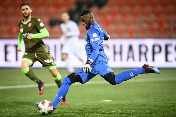 L&#039;attaquant du FC Thun Saleh Chihadeh, gauche, lutte pour le ballon avec le gardien neuchatelois Anthony Mossi, droite, lors de la rencontre de football a huis clos de Challenge League entre Neuc ...