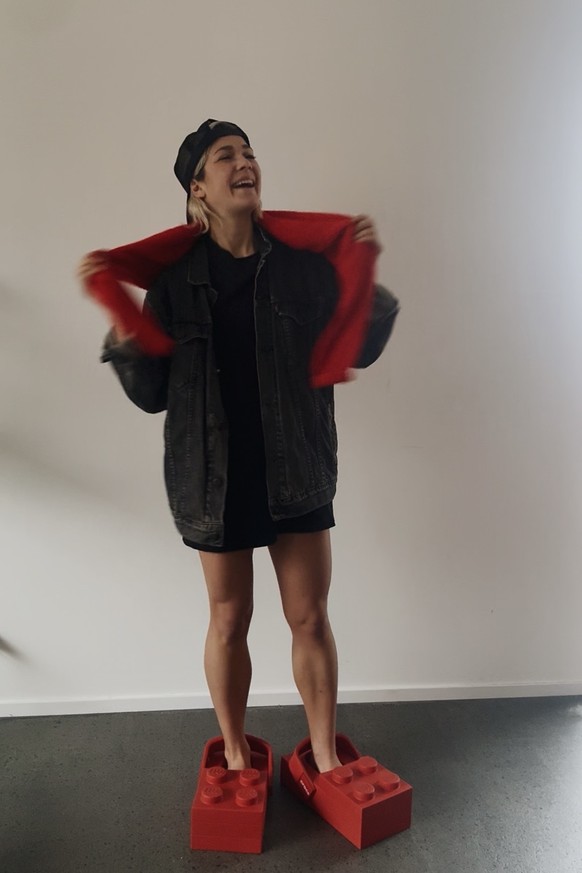 11 idées pour porter les nouvelles Crocs X LEGO.