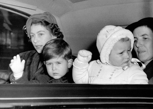 LONDRES, ROYAUME-UNI - 21 DECEMBRE: Le Prince Charles et la Princesse Anne avec leur mere la Princesse Elisabeth, en voiture pour passer Noel avec le Roi et la Reine a Sandringham, le 21 decembre 1951 ...
