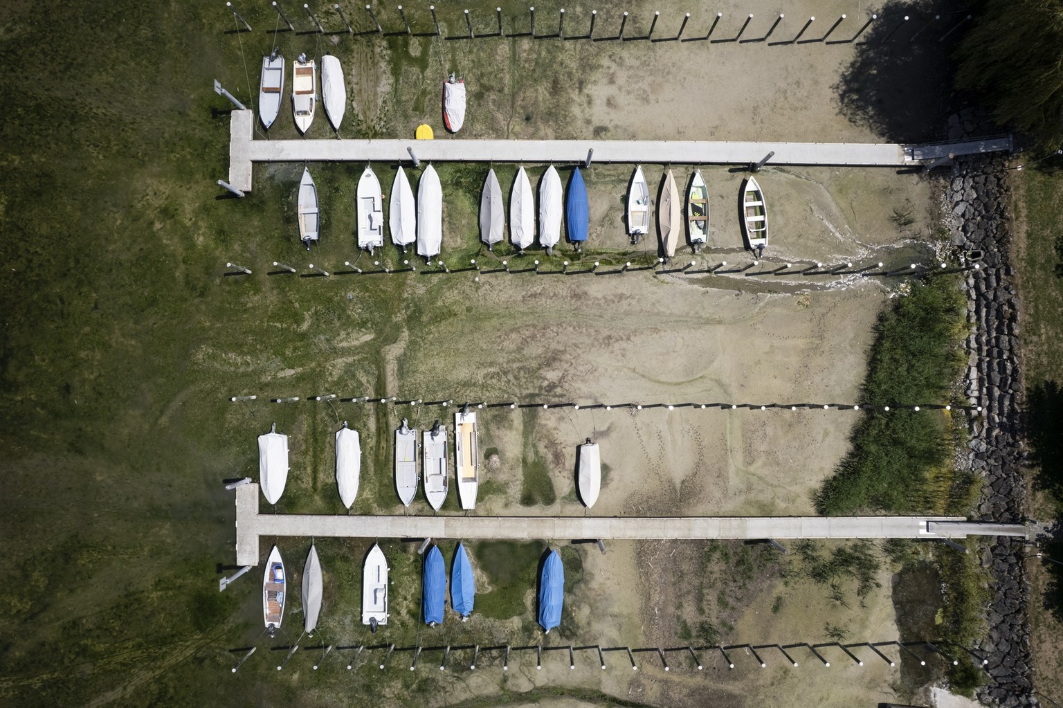 Boote liegen auf dem Trockenen am Untersee, dem westlichen Teil des Bodensees, am Donnerstag, 23. Juli 2026, in Mannenbach-Salenstein. Der See weist fuer die Jahreszeit ein Rekordtief auf. (KEYSTONE/G ...