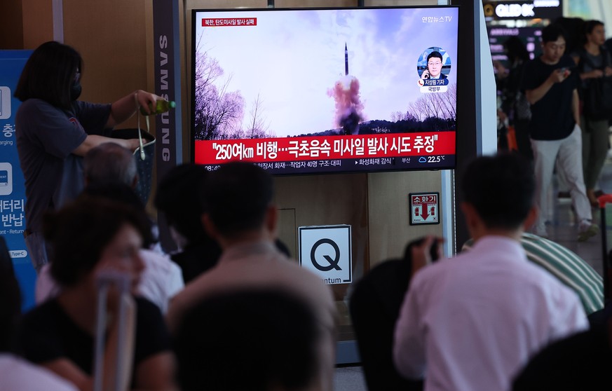 epa11438180 People watch news coverage of North Korea&#039;s missile launch at Seoul Station in Seoul, South Korea, 26 June 2024. According to the Joint Chiefs of Staff, North Korea test-fired the mis ...