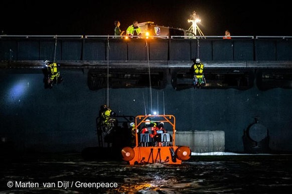 Des militants de Greenpeace de plusieurs pays européens bloquent à l&#039;écluse d&#039;IJmuiden, aux Pays-Bas, un navire de 225 mètres de long transportant du soja en provenance du Brésil.