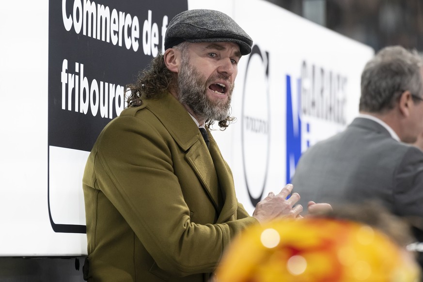 der Freiburger Head Coach Christian Dube reagiert, beim Eishockey Meisterschaftsspiel der National League A zwischen dem HC Fribourg Gotteron und den SCL Tigers, am Samstag samedi, 4. November 2023, i ...