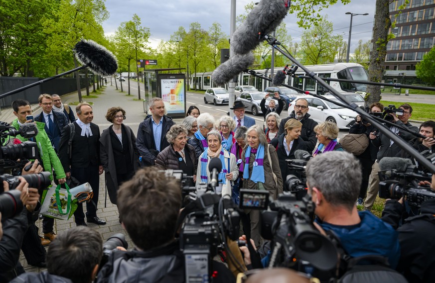 Les Ainees pour le climat Suisse avec Anne Mahrer, droite, co-presidente des Ainees pour le climat et Rosmarie Wydler-Waelti, co-presidente des Ainees pour le climat, arrivent avec les avocats avant l ...