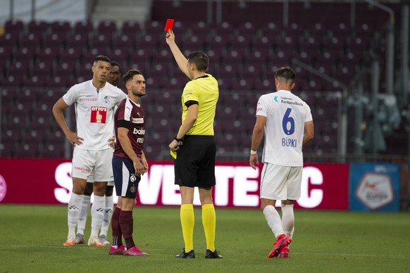 The referee Lionel Tschudi shows the red card to Servette's forward Alex Schalk, 2nd left, during the Super League soccer match of Swiss Championship between Servette FC and Luzern, at the Stade  ...