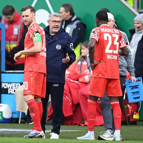 Trainer Urs FISCHER MZ gibt Anweisungen, an Silvan WIDMER MZ und Sheraldo BECKER MZ Fussball 1. Bundesliga Saison 2025/2026, 26.Spieltag, Spieltag26, matchday26, SV Werder Bremen HB - 1. FSV Mainz 05  ...