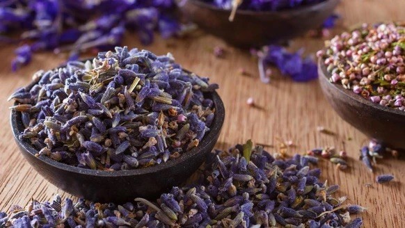 Des fleurs de lavande séchées, censées favoriser la relaxation et l'endormissement.