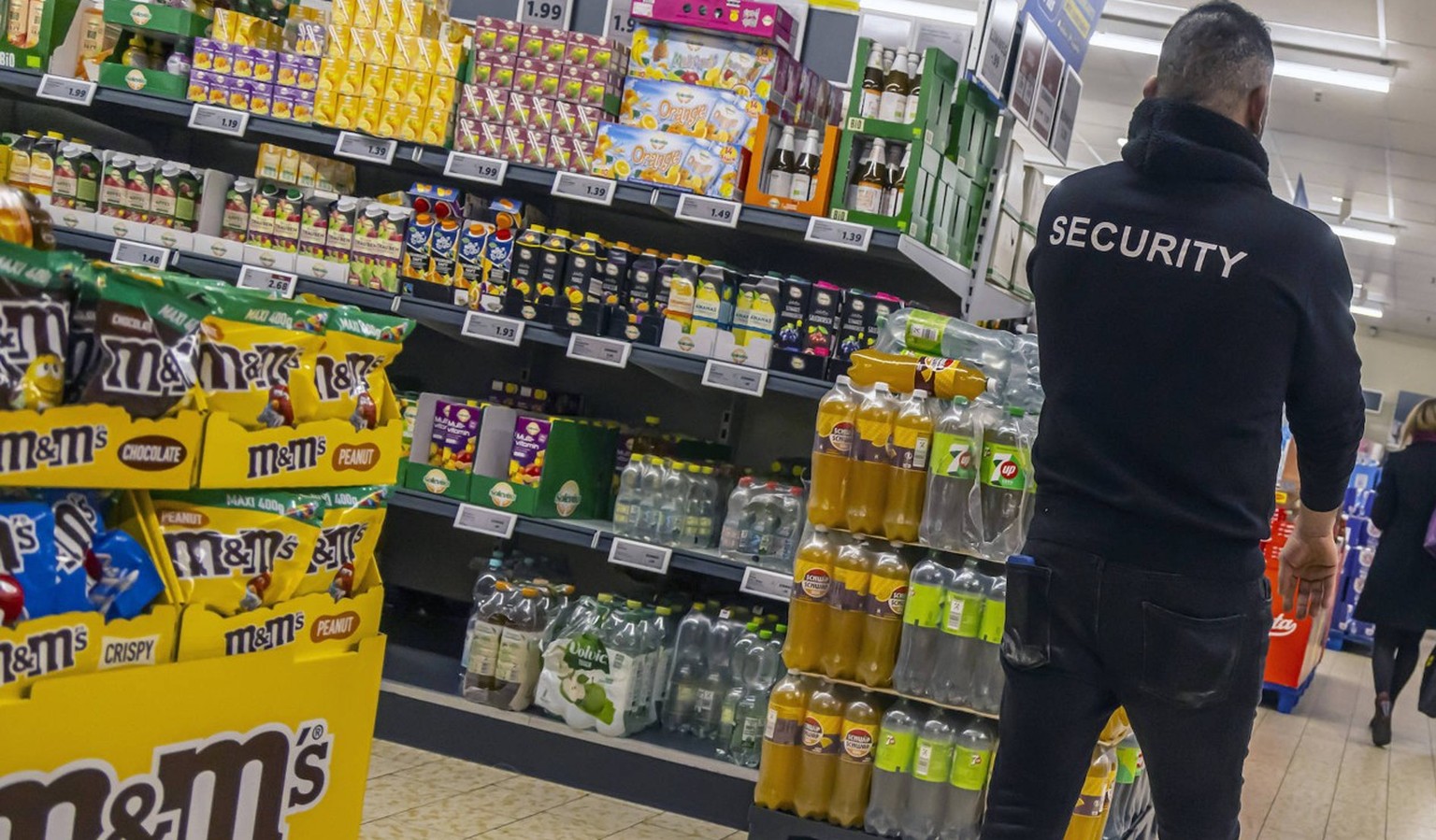 Le Royaume-Uni est confronté à une vague de vols à l&#039;étalage. Les consommateurs en font les frais, car les commerçants doivent s&#039;équiper. Une loi controversée doit maintenant être abrogée.