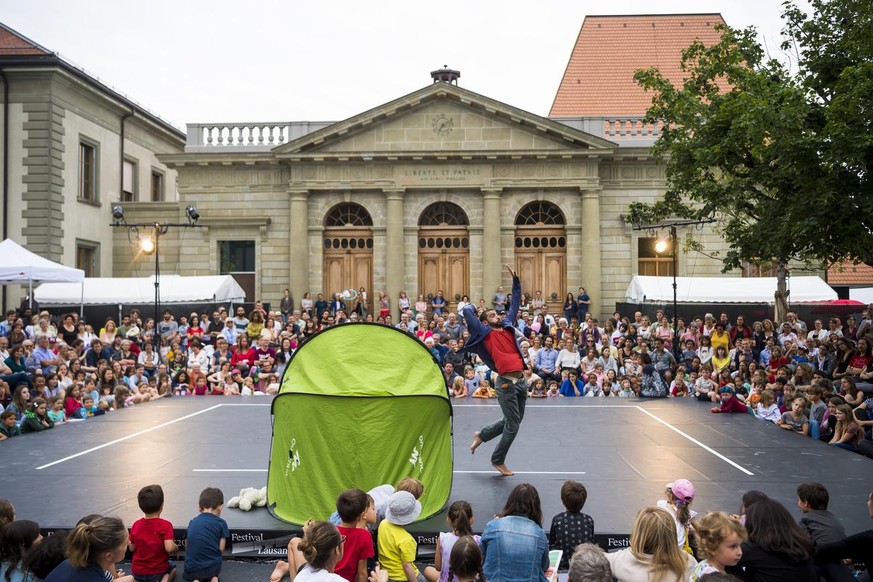 Le comedien Olivier Meyrou, joue le spectacle « La fuite » face aux spectateurs sur la scene de « La Perchee » lors de la 48eme edition du Festival de la Cite ce jeudi 11 juillet 2019 a Lausanne. (KEY ...