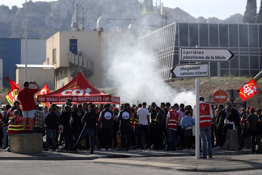 epa10235672 Workers from TotalEnergies and Esso ExxonMobil attend a protest called by CGT union outside TotalEnergies refinery in La Mede, Chateau Neuf les Martigues, France, 11 October 2022. The two  ...