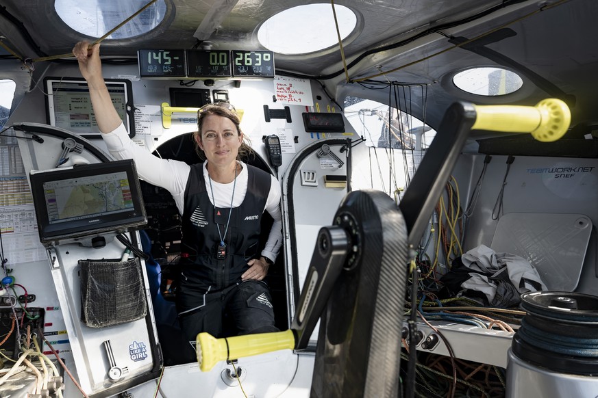 ARCHIV � ZUM TEXT UEBER DIE SEGLERIN JUSTINE METTRAUX, STELLEN WIR IHNEN FOLGENDES BILDMATERIAL ZUR VERFUEGUNG � La navigatrice suisse Justine Mettraux pose a bord de son son IMOCA Teamwork-Team Snef  ...