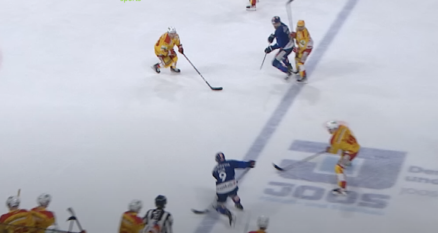 En hockey, un hors-jeu est sifflé lorsqu'un joueur de l'équipe qui attaque a franchi la ligne bleue (même de quelques millimètres) avant que le puck ait entièrement franchi cette même ligne.
