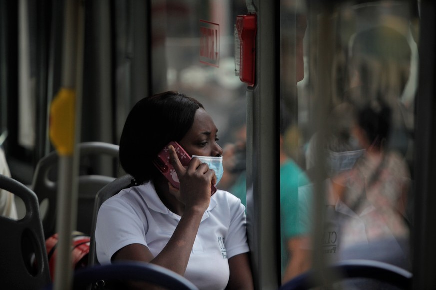 Une femme portant un masque dans un bus, à Panama City, capitale du Panama.