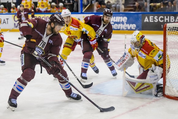 L&#039;attaquant genevois Teemu Hartikainen, gauche, lutte pour le puck avec le gardien biennois Harri Saeteri, droite, lors du premier match de la finale des play-off du Championnat de Suisse de hock ...