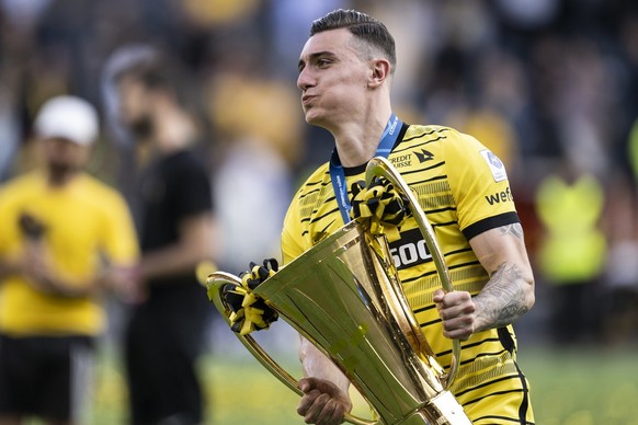 YBs Cedric Zesiger jubelt mit dem Pokal des Schweizerfussballmeisters nach dem Fussball Meisterschaftsspiel der Super League zwischen dem BSC Young Boys und dem FC Winterthur, am Montag, 29. Mai 2023 ...